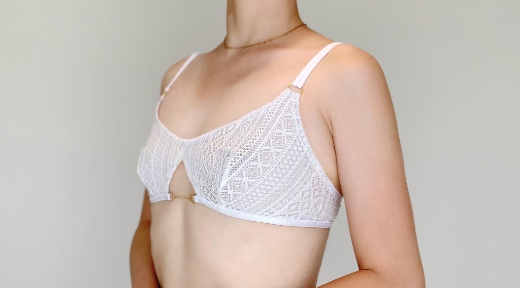 カップ全体が綺麗にフィットしている着用画像