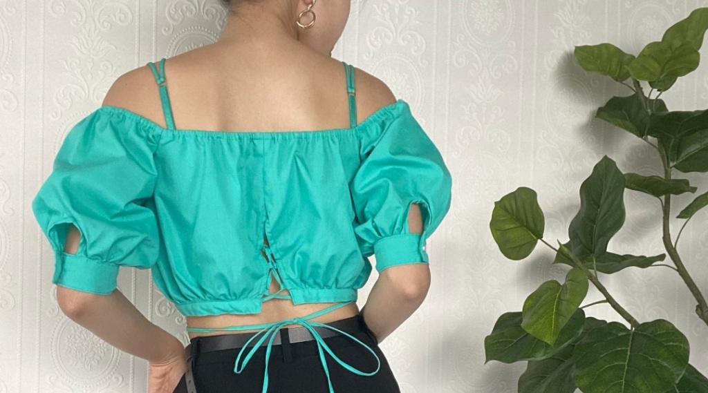 お洋服との色合わせで楽しむランジェリーファッション