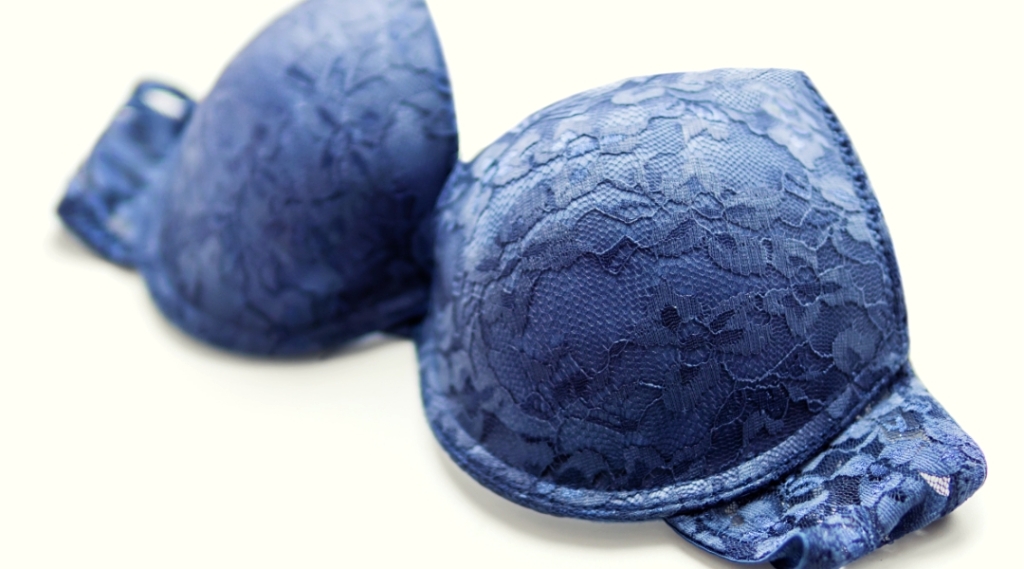 両カップの安定感や着用感に大きな影響を与える前中心の高さ