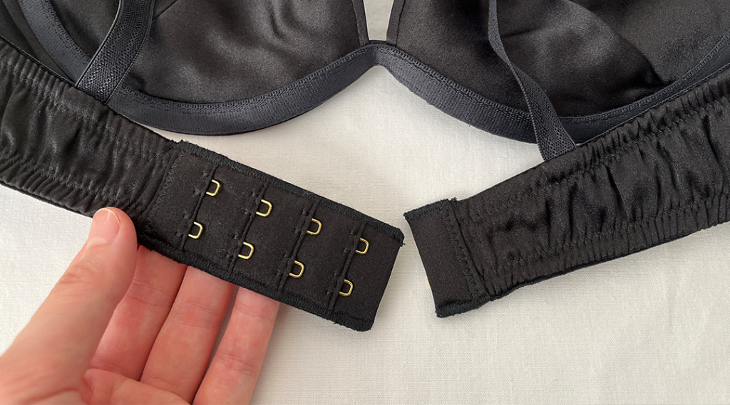 4段階調整ができるホック部分 N bijoux「菊華-kikuka-」