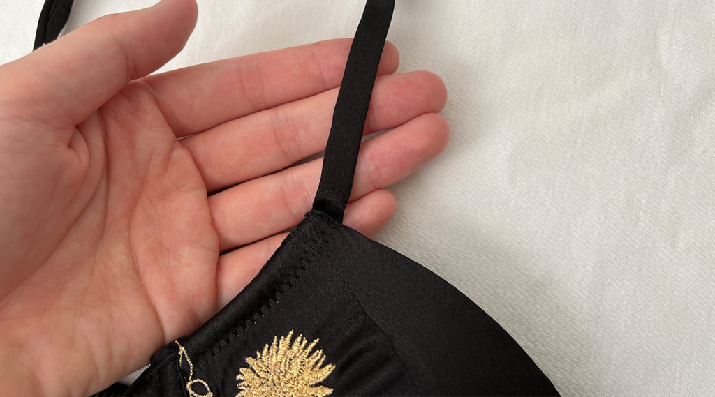 ストラップもオリジナルで作られている N bijoux「菊華-kikuka-」