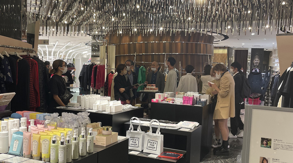 多くの関係者で賑わった伊勢丹新宿・IZA with FRIENDS ポップアップストア | THE BRA