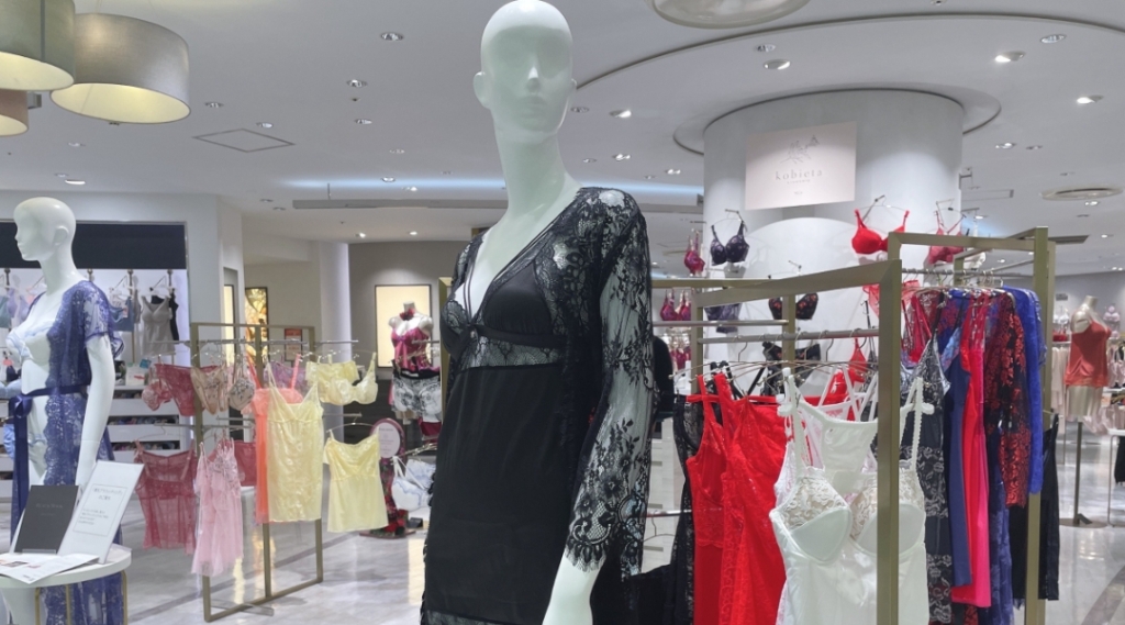 ロングガウン 12210円　ブラスリップ 12760円