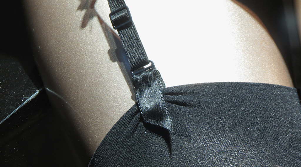 ガーターベルトはパンティの下に装着するもの