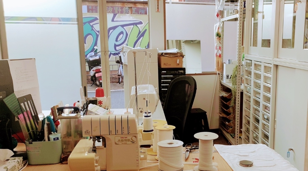 大阪市西成にある事務所から下着の資材を全国に届けている