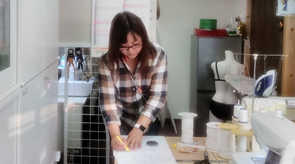 店内作業をする辻村さん。オリジナルコンテンツの発信もこの店舗から。