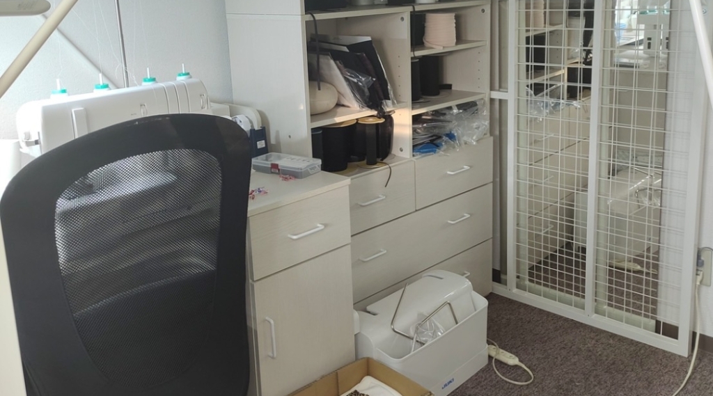 決して広くはない事務者だが下着資材が所狭しと並んでいる