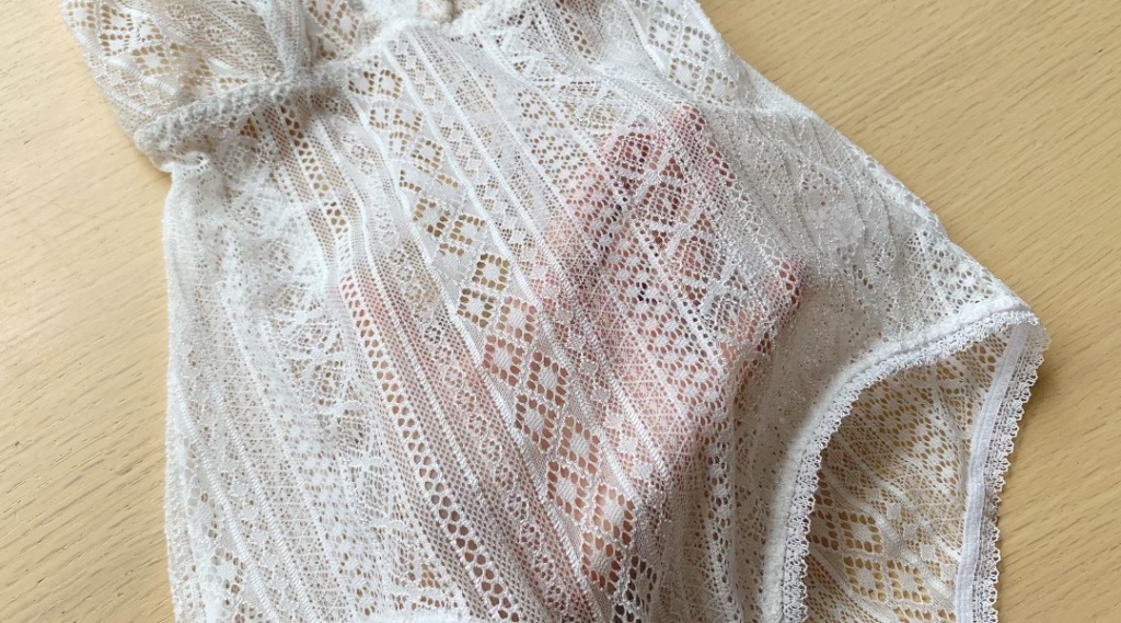 大きさの異なるジオメトリックデザインが上品なボディ