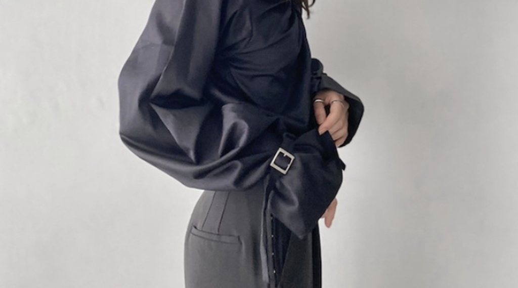 合わせる素材でグッと大人な表情になるギャザーブラウス