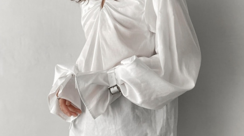 大きめの袖口ベルトがアクセント
