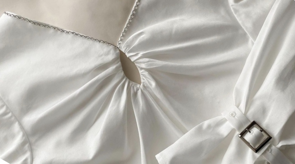 こだわりが凝縮されたギャザーブラウス