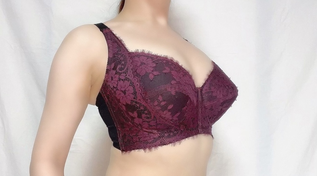 モデルH65 バスト全体を包み込みスッキリとした印象に