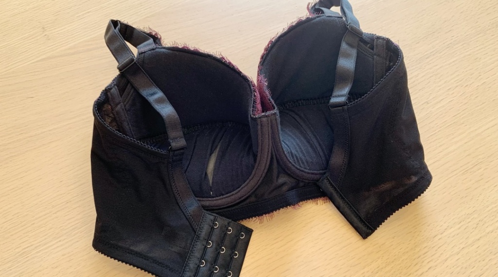 アンダーに使用されているのは伸縮性の高いパワーネット