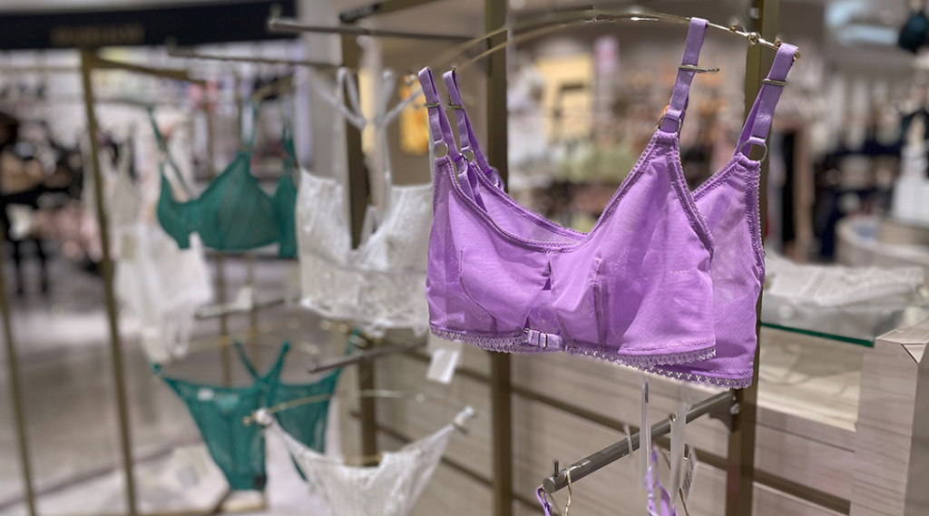 鮮やかさと柔らかさを持ち合わせたパープルのブラレット