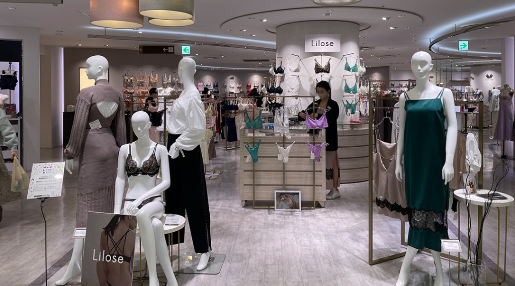 （左）アームカバー付きキャミワンピ（右）ディープグリーンのキャミワンピ