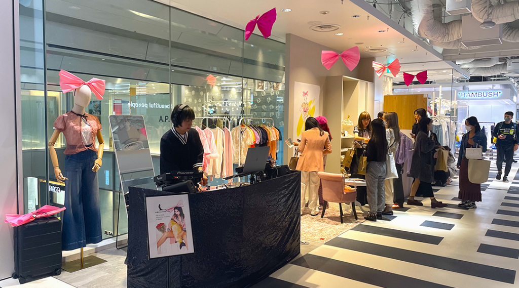 DJの音楽でさらに盛り上がるポップアップ会場 | Kriss Soonik(クリスソニック)10周年ポップアップ