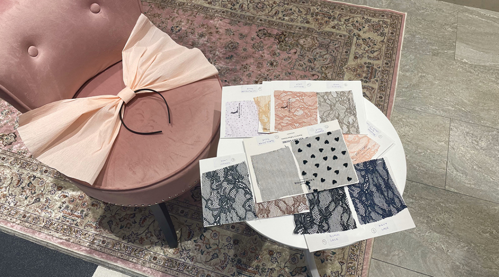 オーダーメイドできるレース生地とベロアリボンの見本。花柄レース、ハートレース、ラメチュール等様々なデザインが選べる。 | Kriss Soonik(クリスソニック)10周年ポップアップ