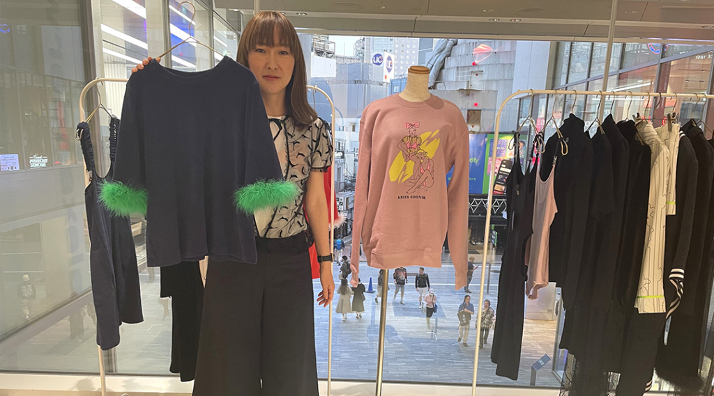 華やかなファー付きトップスは、コーディネートのアクセントに | Kriss Soonik(クリスソニック)10周年ポップアップ