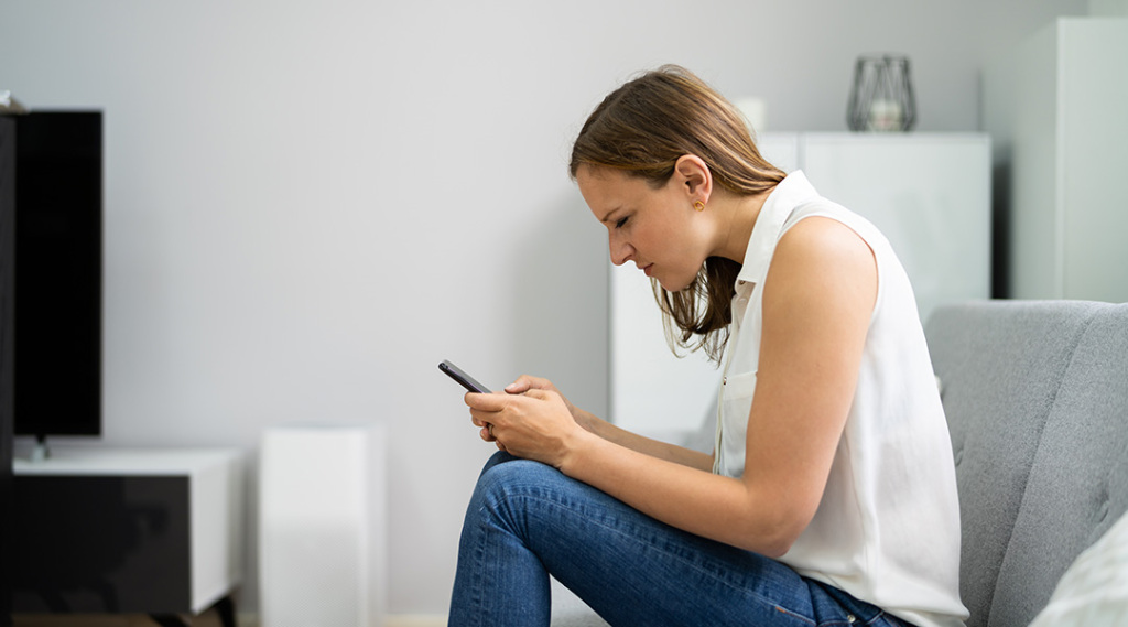 スマホを見る姿勢は猫背になりやすい