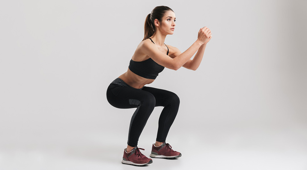 膝がつま先より前に出ないように、膝よりもお尻を深く下げることがポイント