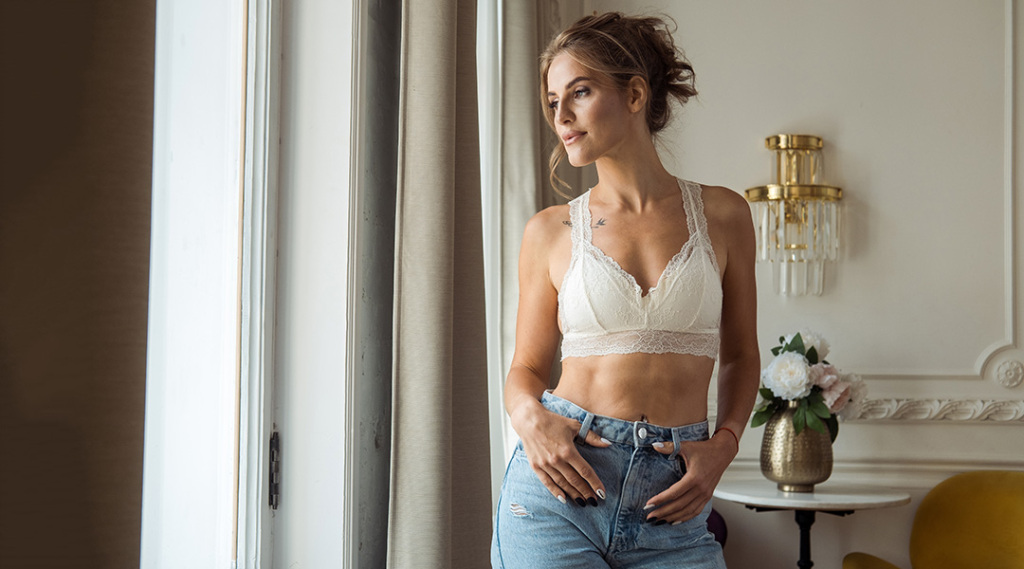 骨格ストレートの方は、バストトップを抑えるデザインのブラジャーがおすすめ