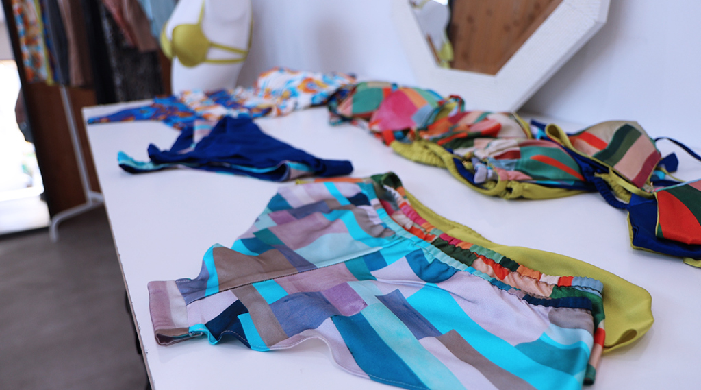 身体の動きにフィットする伸縮性のあるシルク