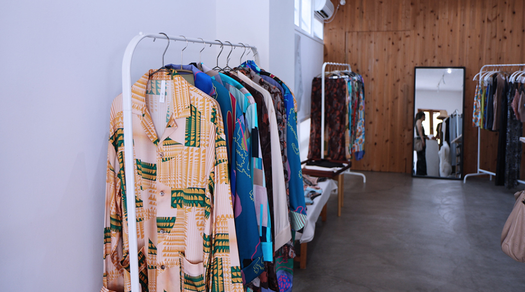 同素材、同デザインのシャツ