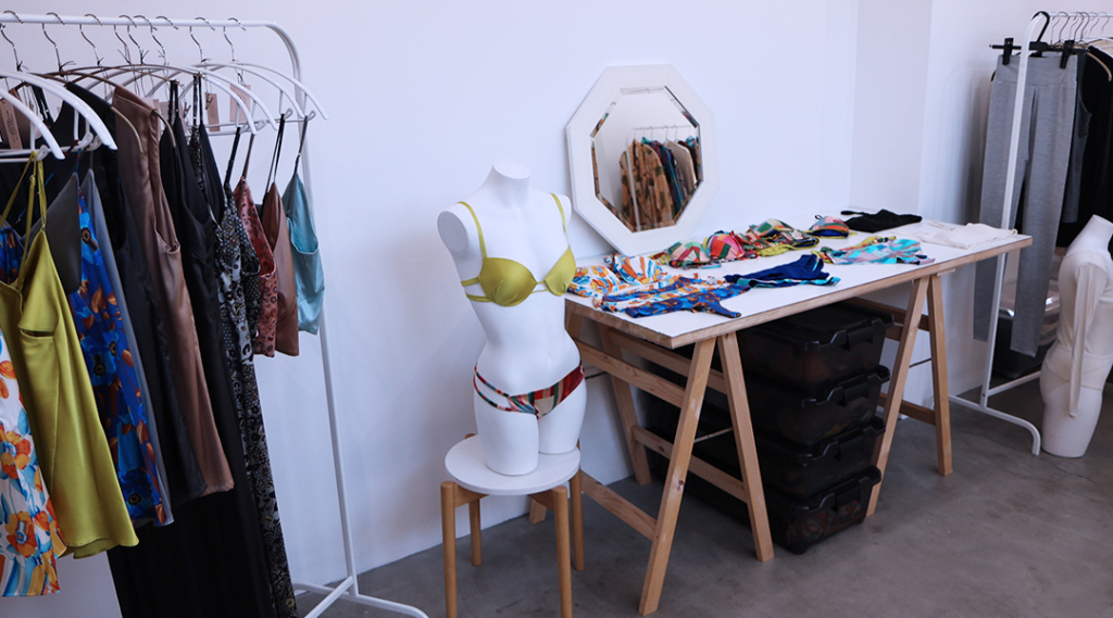 白を基調とした店内に映えるカラフルなランジェリー