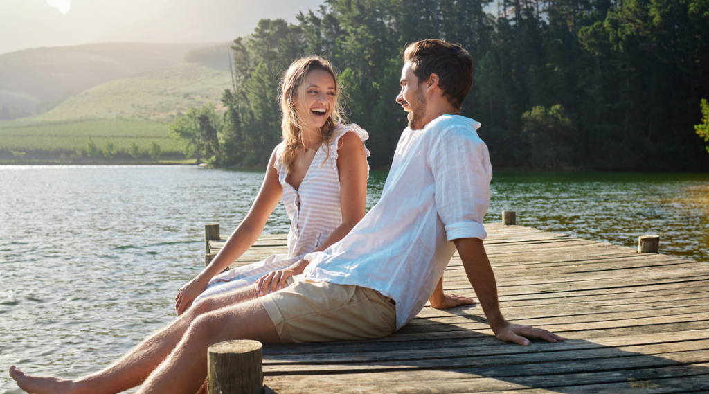 陰陽五行の関係性を踏まえ、場所の要素と同じカラーの下着を着たり、隣同士にある要素のカラーの下着を着たりなどをして、バランスをとってみましょう。 Love, laugh and pier with couple at lake for bonding, romance and affectionate date. Nature, travel and holiday with man and woman sitting on boardwalk in countryside for happy, summer and vacation.