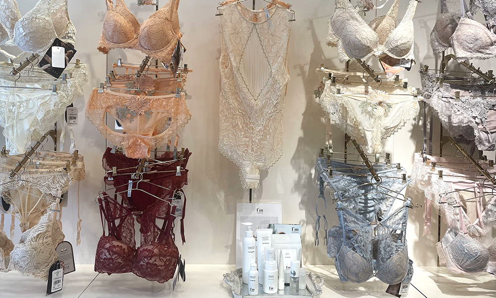 店内には、デザインブラジャーやボディスーツなど、ファッションとしても楽しめるランジェリーが並ぶ